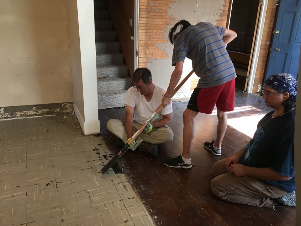 Removing linoleum with a spud tool